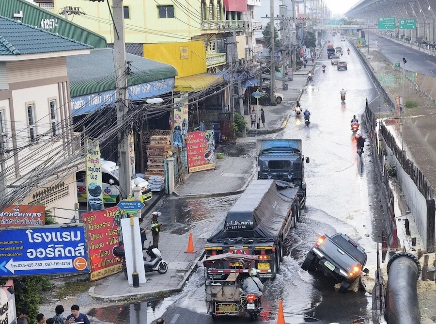 THAÏLANDE – SOCIÉTÉ : Affaissement de la route Rama II, une voiture accidentée
