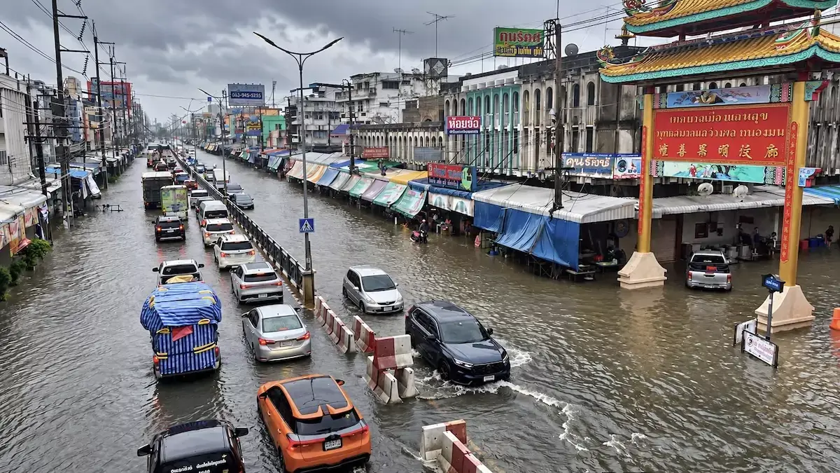 THAÏLANDE – INONDATIONS : Après 48 heures de pluie, Bangkok place ses 50 districts en zone sinistrée