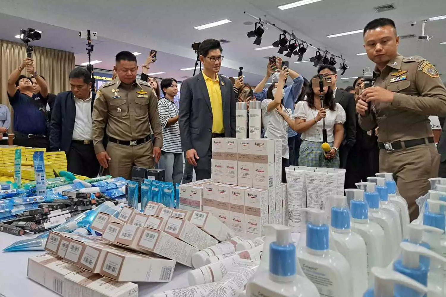 Objets contrefaits saisis dans un entrepôt, des Chinois arrêtés
