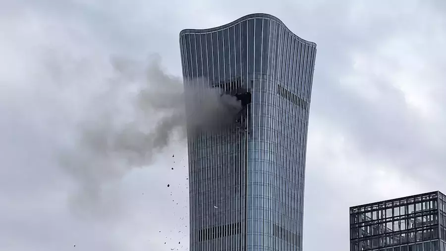 CHINE – ACCIDENT : Un petit avion percute le plus haut gratte-ciel de Pékin