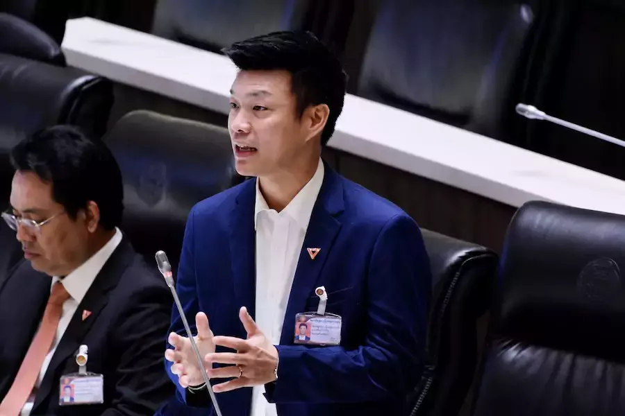 THAÏLANDE – POLITIQUE : Le People’s Party critique la visite d’Anutin en France