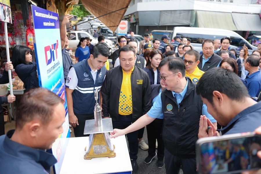THAÏLANDE – ÉCONOMIE : Le ministre du Commerce en visite au marché Suan Mamuang de Chanthaburi