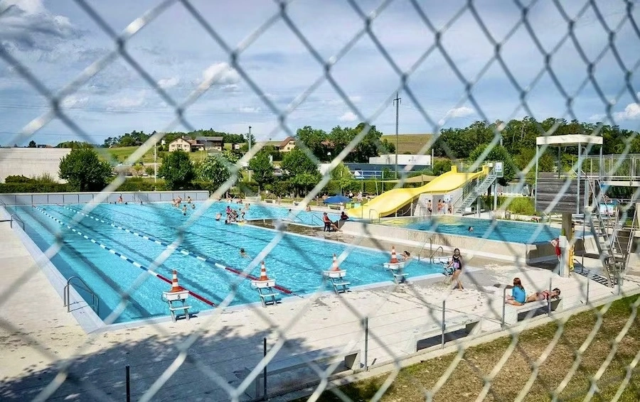 FRANCE – POLITIQUE : Vue d’ailleurs, la piscine suisse qui fait non, non, non