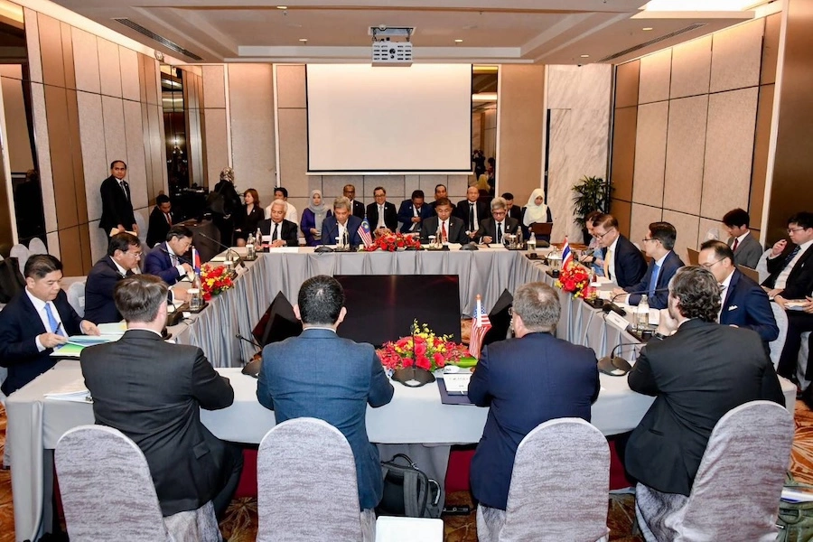 THAÏLANDE – CAMBODGE : Retrait des troupes et déminage, l’accord de paix se précise à l’approche du Sommet