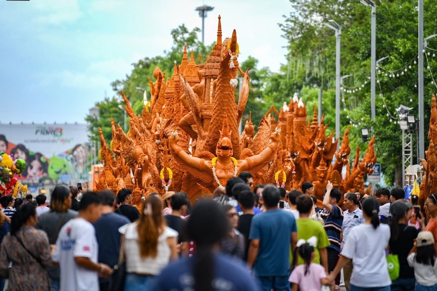 THAÏLANDE – CULTURE : Korat célèbre en grand le festival des bougies 2025