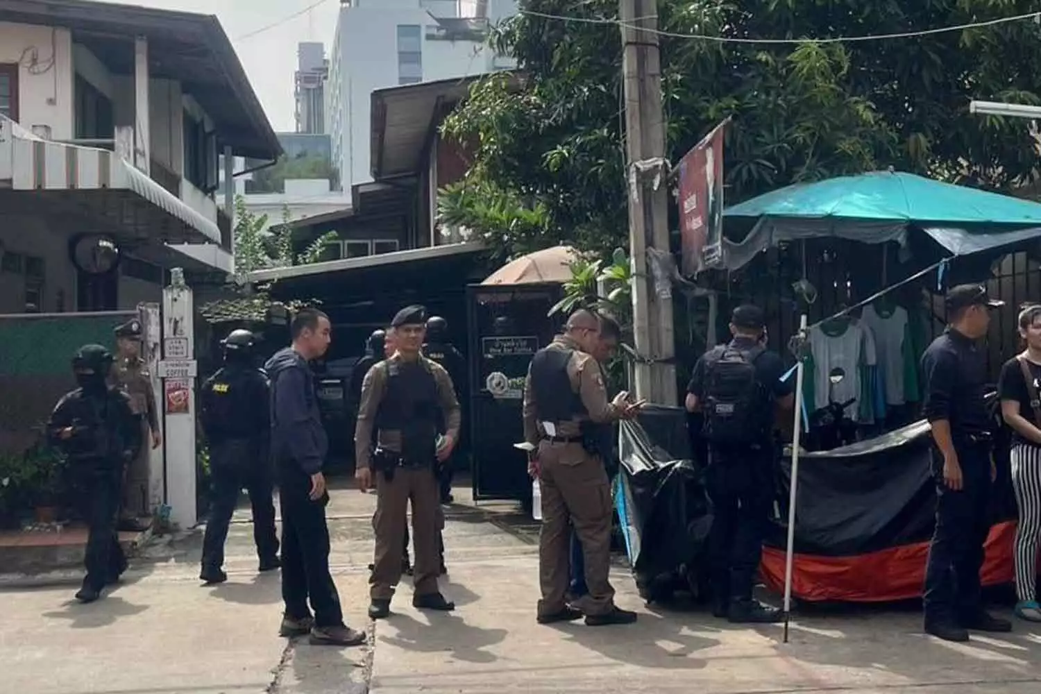 Homme perturbé tire à des balles à Bangkok Noi.