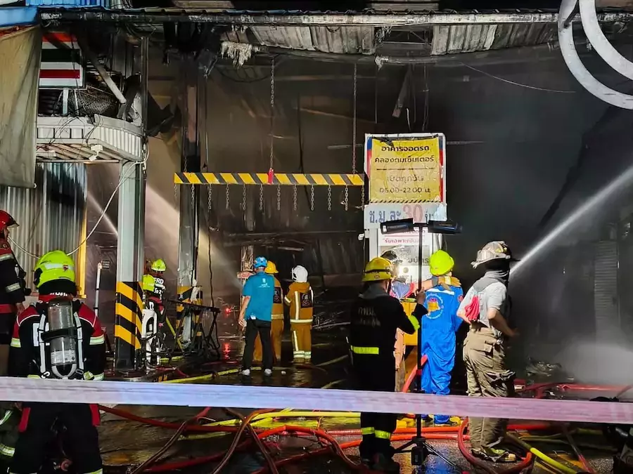 BANGKOK – INCENDIE : Violent feu au Khlong Thom Center, onze blessés