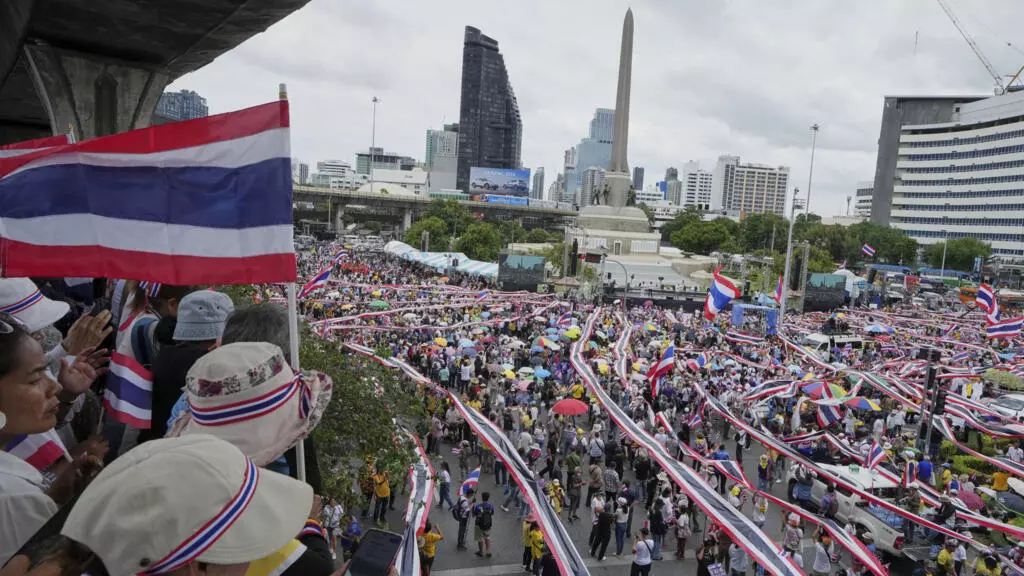 Thaïlande: des manifestant rassemblés à Bangkok pour réclamer la démission de la Première ministre