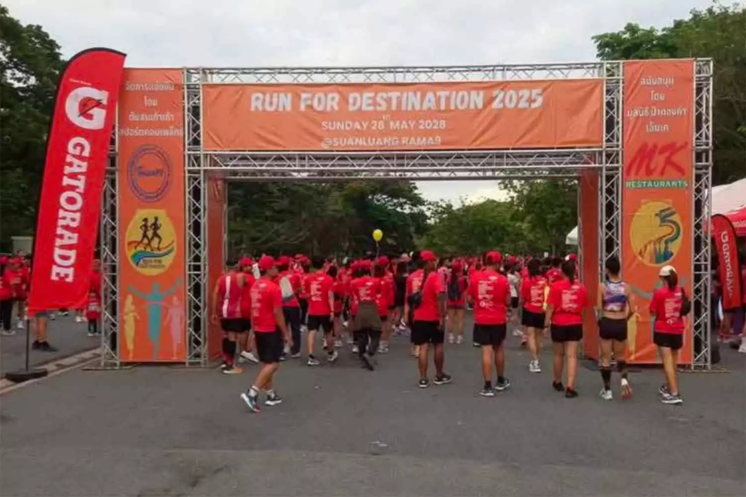 Coureurs abandonnés par l'organisateur dans un parc public de Bangkok