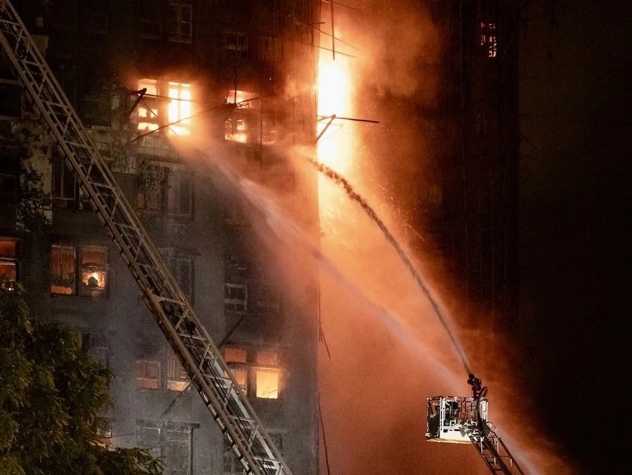 HONG KONG – CATASTROPHE : Les images spectaculaires de l’incendie survenue dans plusieurs gratte-ciels