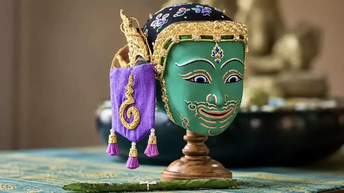 THAÏLANDE – CULTURE : Que signifie cette petite étoffe accrochée aux masques du khon ?