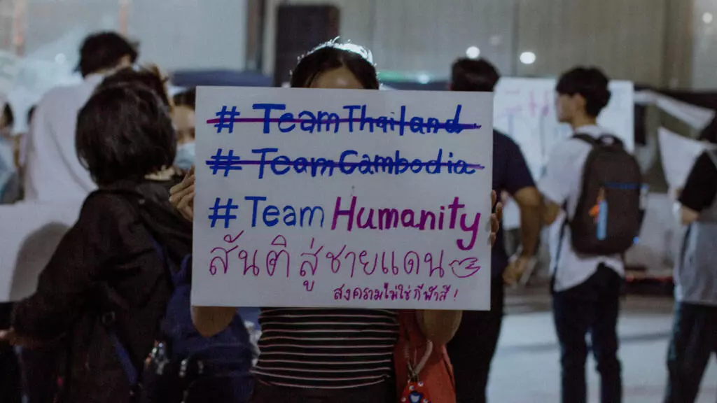 À Bangkok, des Thaïlandais manifestent contre la guerre avec le Cambodge