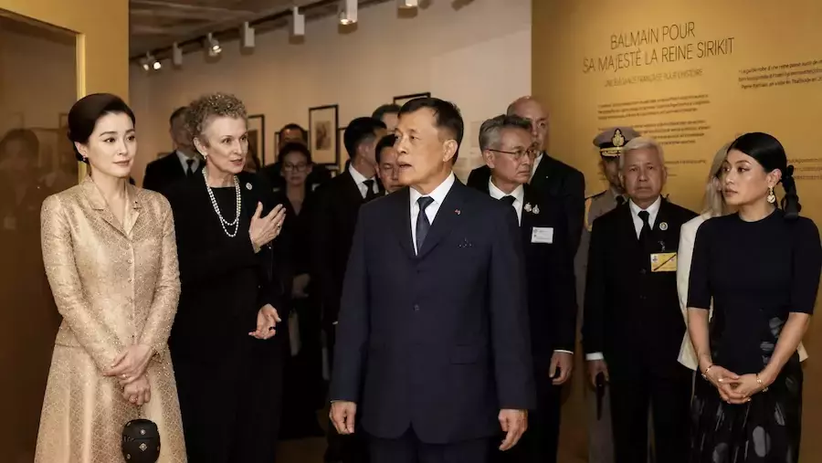 THAÏLANDE – FRANCE : La visite du Roi fait entrer « La Mode en Majesté » dans la diplomatie culturelle