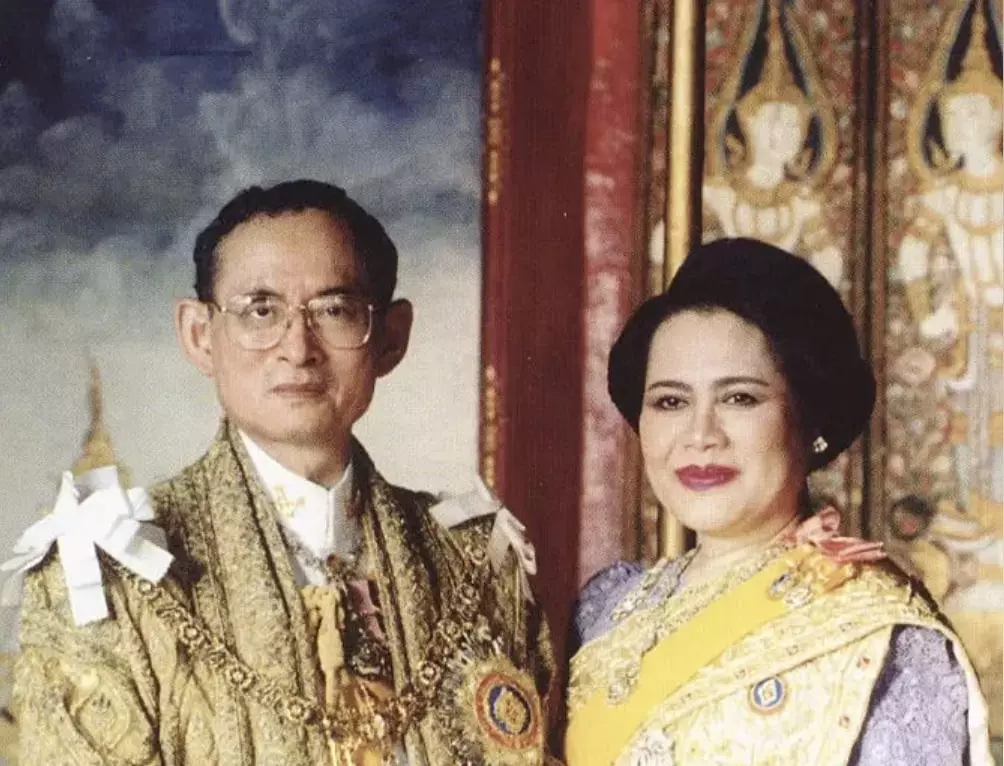 THAILANDE – MONARCHIE : Le deuil royal de S.M la Reine Sirikit durera un an