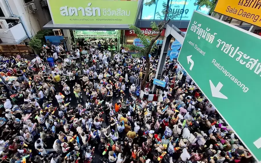 BANGKOK – SOCIÉTÉ : Affluence record et ambiance festive pour Songkran à Silom