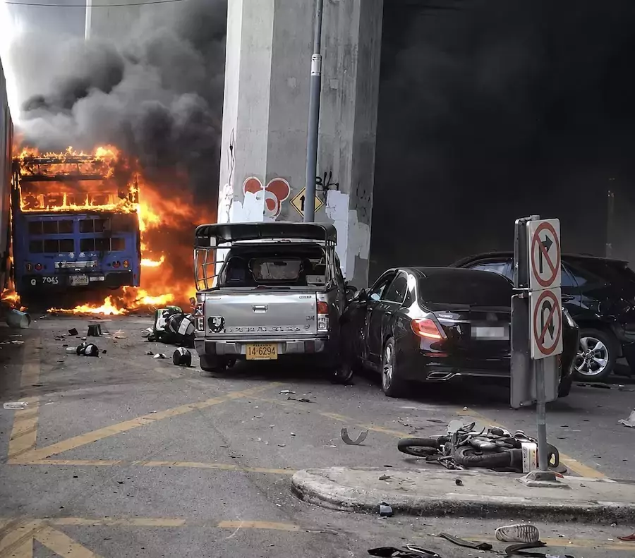 BANGKOK – ACCIDENT : Un train percute un bus, au moins huit morts