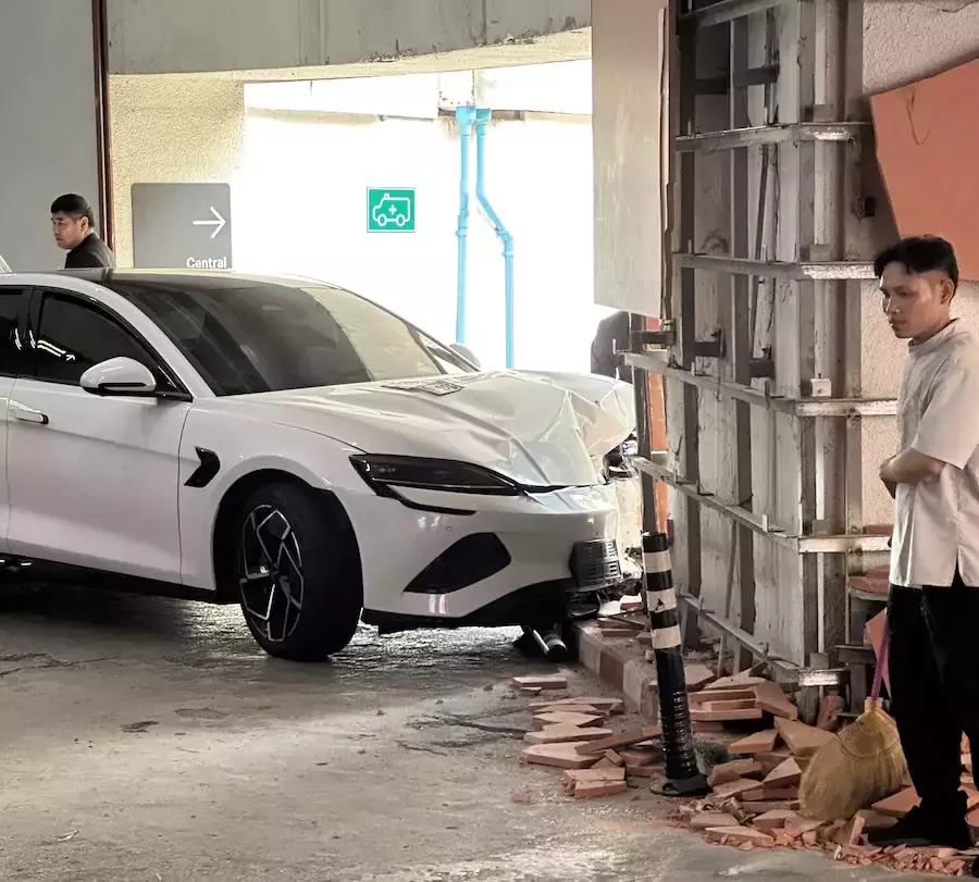 BANGKOK – SOCIÉTÉ : Accident spectaculaire à la sortie du parking du Central Chidlom