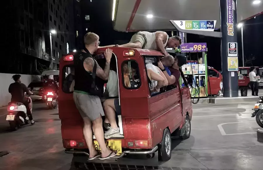 PHUKET – TOURISME : Le tuk-tuk était plein. Ils ont choisi le toit