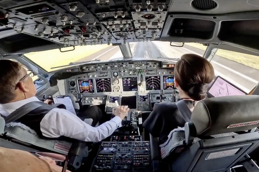 THAÏLANDE – MONARCHIE : Le roi aux commandes pour un vol officiel vers le Laos