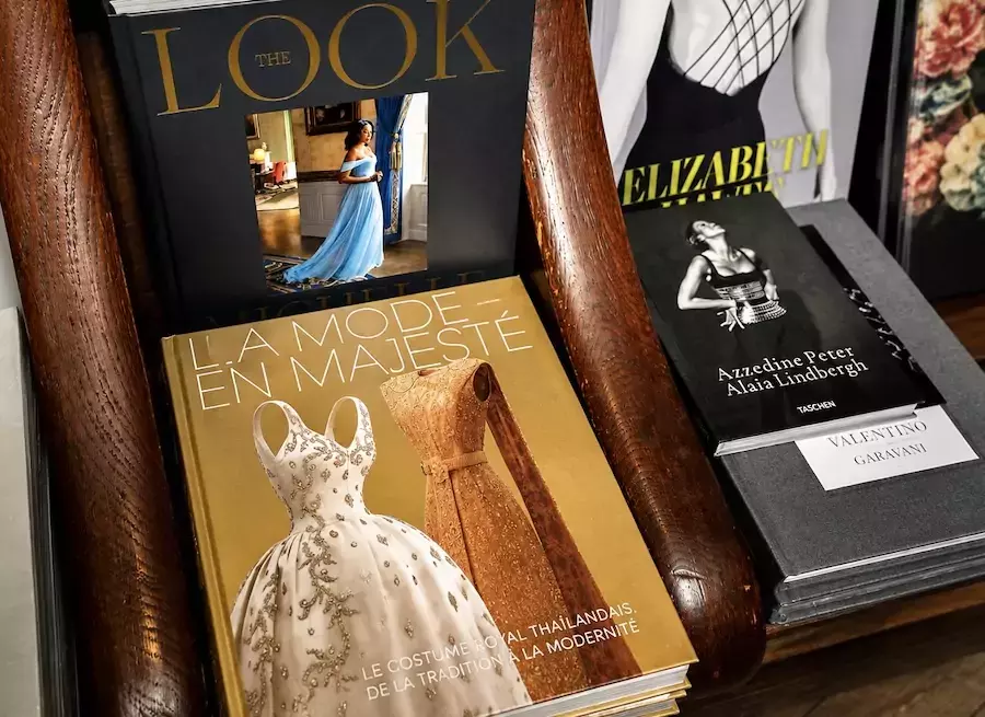 THAÏLANDE – FRANCE : À Paris, « La Mode en majesté » s’invite en librairie