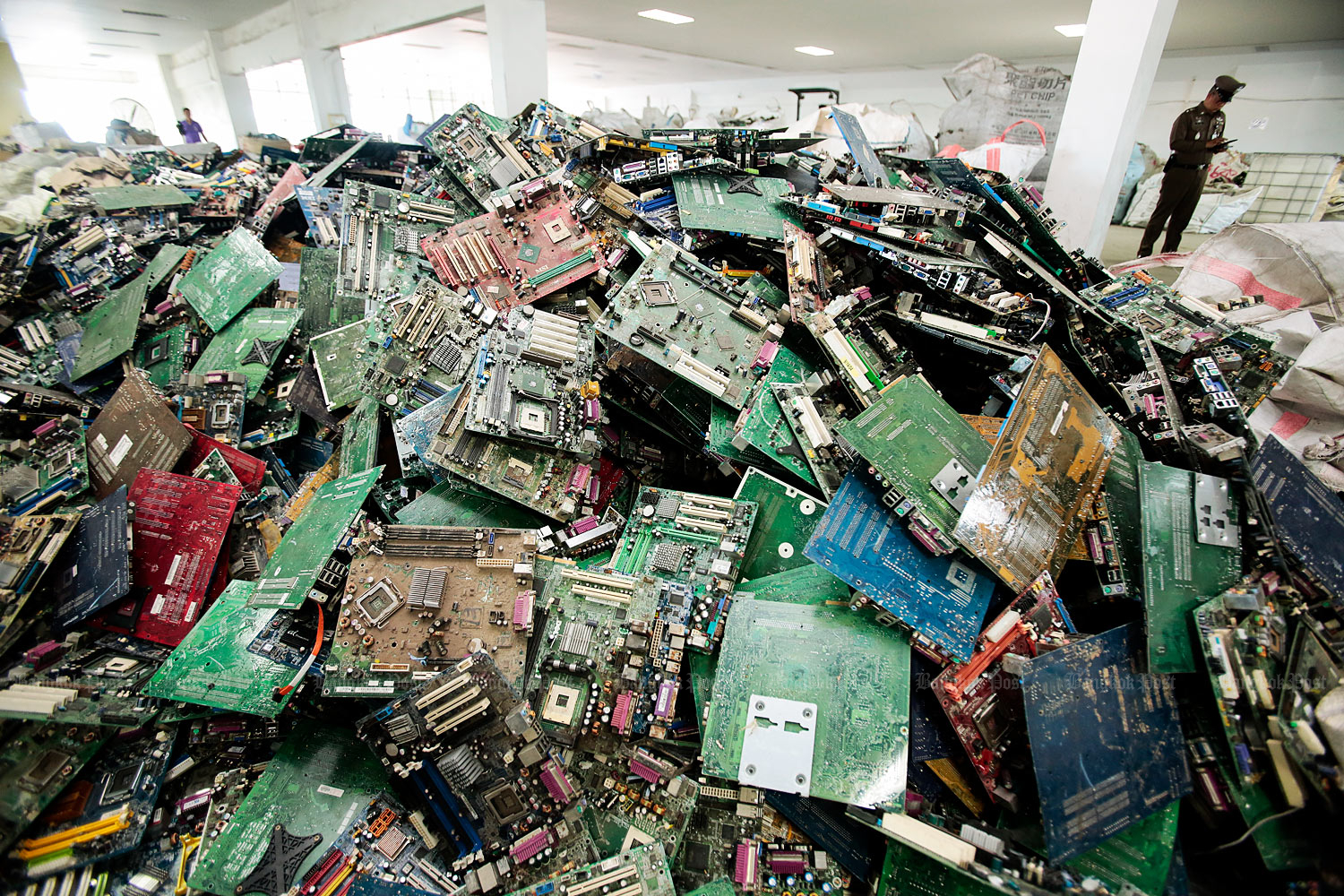 118 tonnes de déchets d'électronique illégale saisies à Chon Buri.
