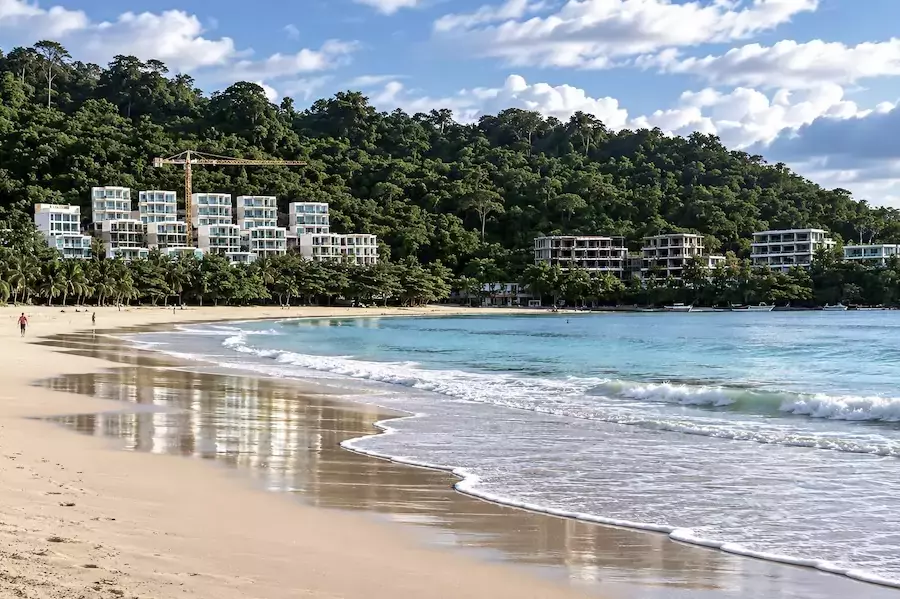 PHUKET – SOCIÉTÉ : La démolition des hôtels illégaux commencera en juillet