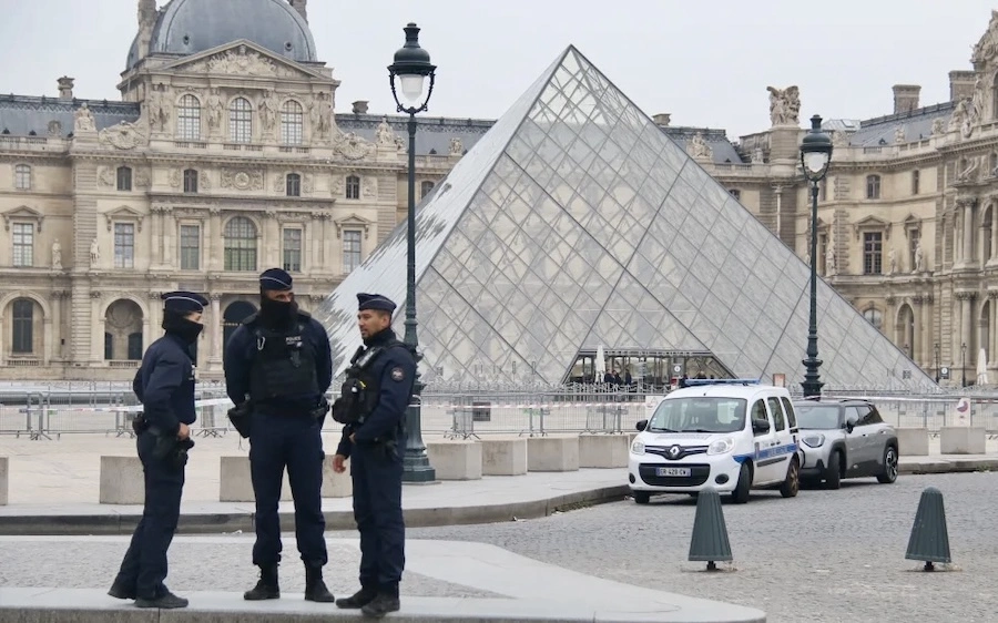 FRANCE – POLITIQUE : Vue d’ailleurs, le Louvre, deux fois braqué