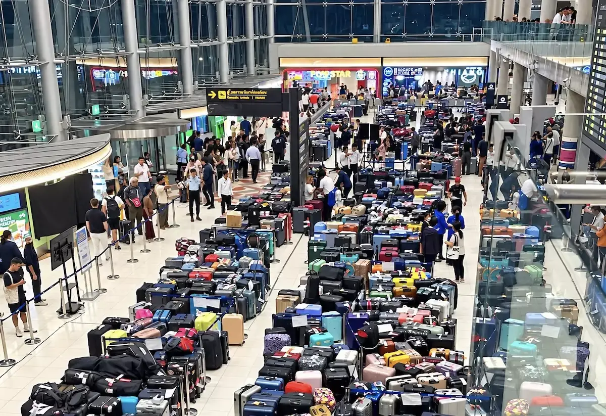 THAÏLANDE – INONDATIONS : Bagages bloqués à Suvarnabhumi, la crise gagne la direction de Thai Airways