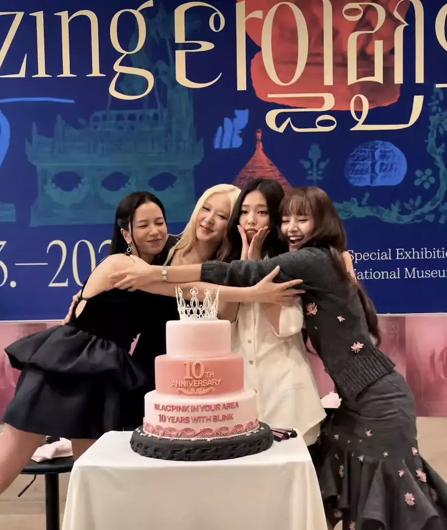THAÏLANDE – CULTURE : À Séoul, les dix ans de BLACKPINK mettent l’art thaïlandais sous les projecteurs