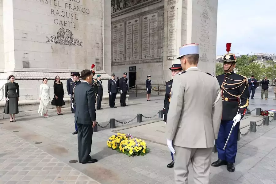 THAÏLANDE – FRANCE : Rama X s’inscrit dans les pas de son père sous l’Arc de Triomphe