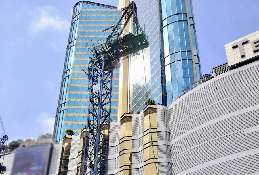 BANGKOK – ACCIDENT : La chute d’une grue fait deux blessés graves près du centre commercial Terminal 21