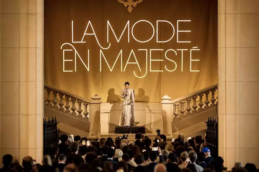 THAÏLANDE – FRANCE : La princesse Sirivannavari inaugure à Paris l’exposition « La Mode en Majesté – le costume royal thaïlandais, de la tradition à la modernité »