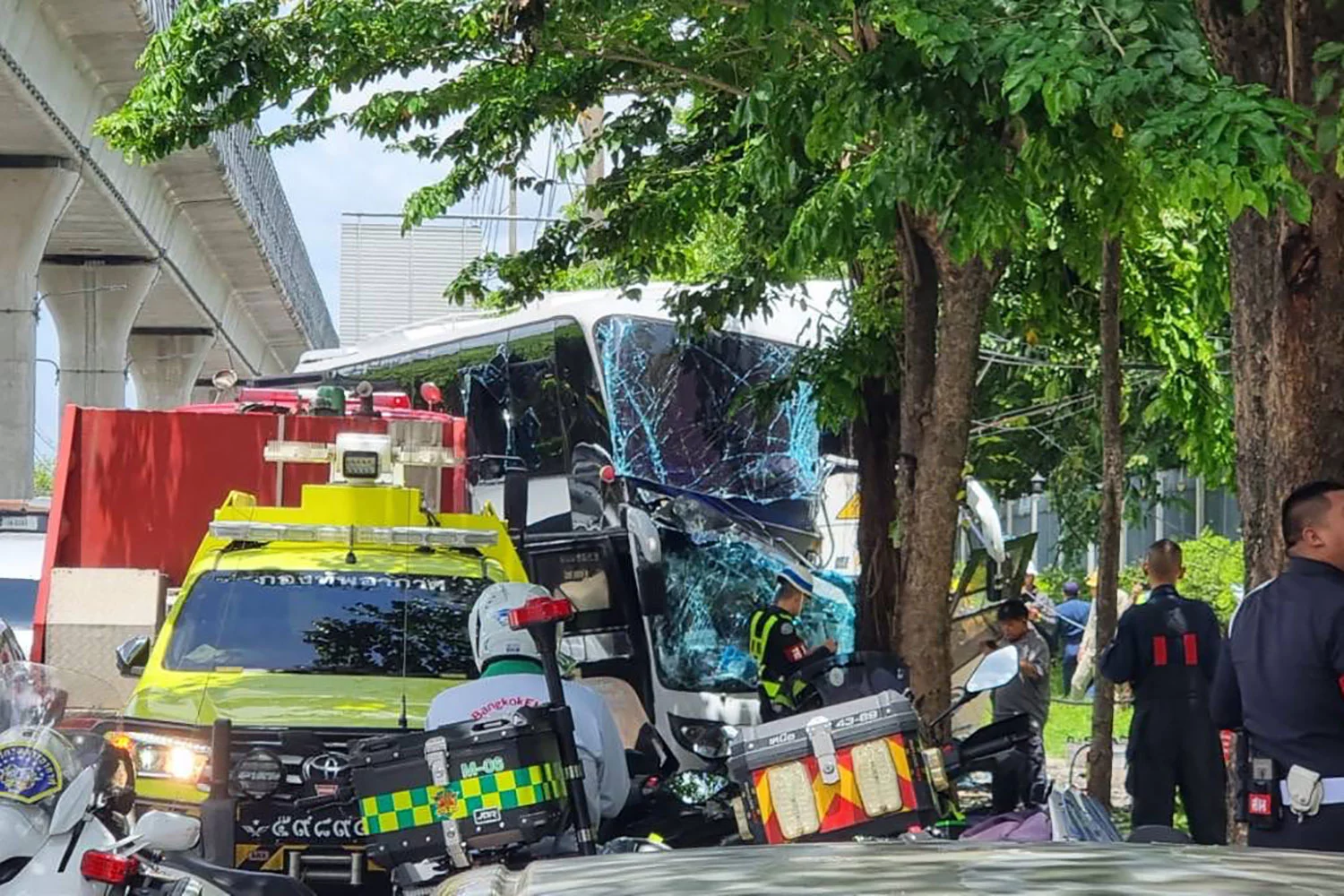 Élèves étrangers blessés lorsque le bus heurte une poteau électrique à Bangkok