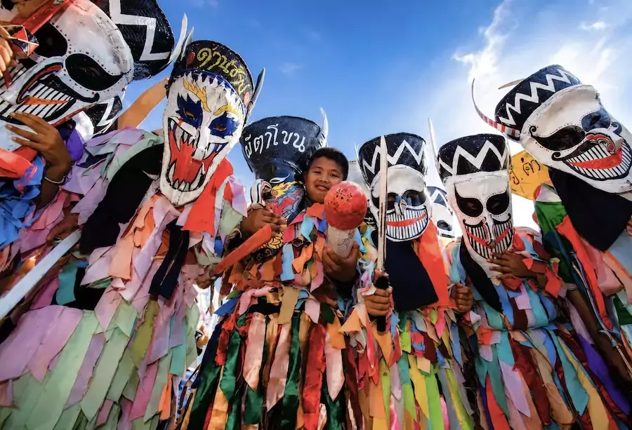 THAÏLANDE – CULTURE : Phi Ta Khon, le fascinant « festival des fantômes » qui fait vibrer l’Isan