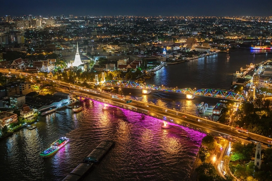 BANGKOK – SOCIÉTÉ : Douze ponts s’illuminent pour l’anniversaire de la reine Sirikit