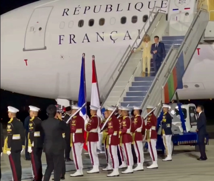 INDONÉSIE – FRANCE : Brigitte et Emmanuel Macron veulent faire oublier « la baffe »