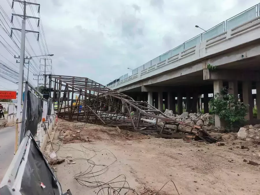 BANGKOK – ACCIDENT : Un ouvrier tué lors de l’effondrement d’une grue de battage sur la route Rama II