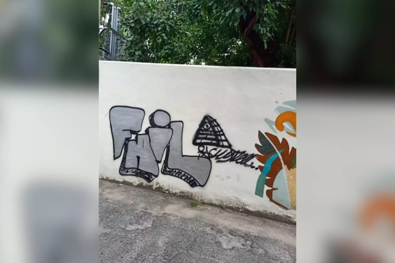 Étranger défigure un mur de temple à Chiang Mai