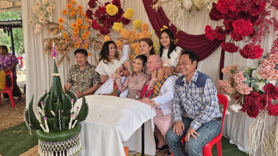 THAÏLANDE – SOCIÉTÉ : Une Thaïlandaise épouse deux Autrichiens lors d’une cérémonie qui fait le buzz