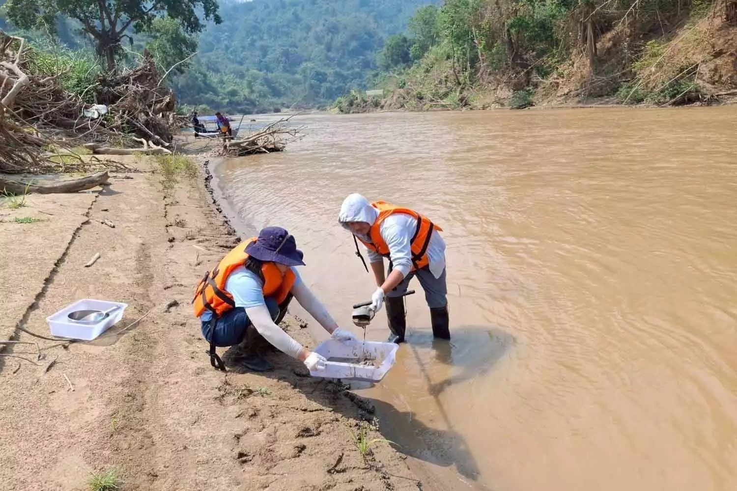 Le gouvernement prévoit des barrages pour purifier l'eau contaminée provenant du Myanmar.