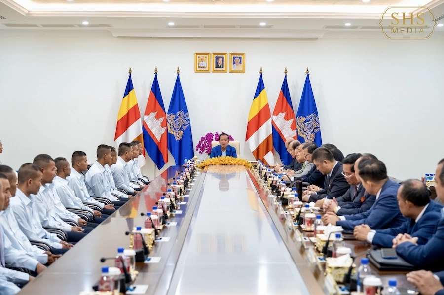 CAMBODGE – CONFLIT : Hun Sen reçoit 18 soldats et leurs familles à Phnom Penh