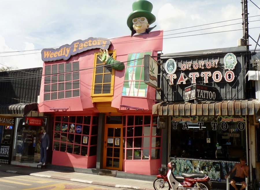 GAVROCHE HEBDO – ÉDITORIAL : Phuket et le tourisme de la fumette « Made in France »
