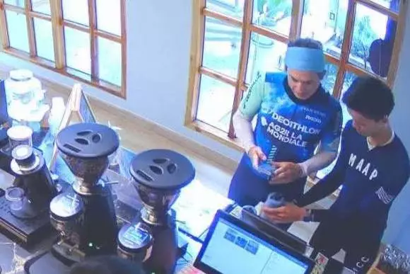 Les étrangers ont payé accidentellement 22 000 baths thaïlandais pour du café.