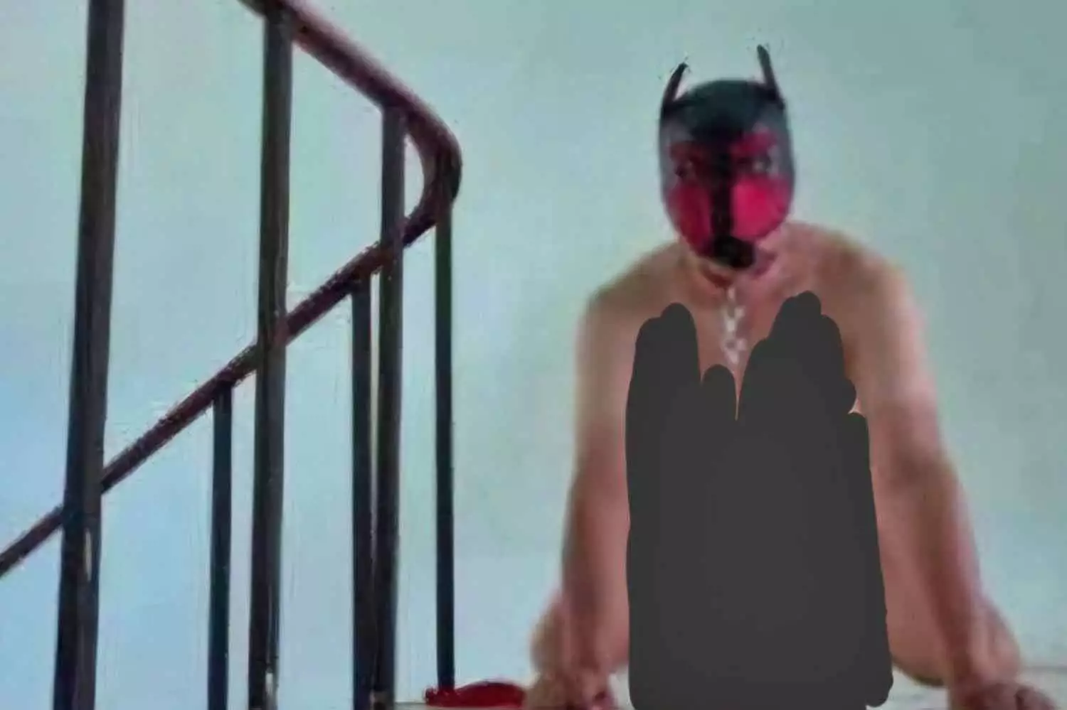 Un enseignant renvoyé après avoir posé nu portant un masque de Batman.