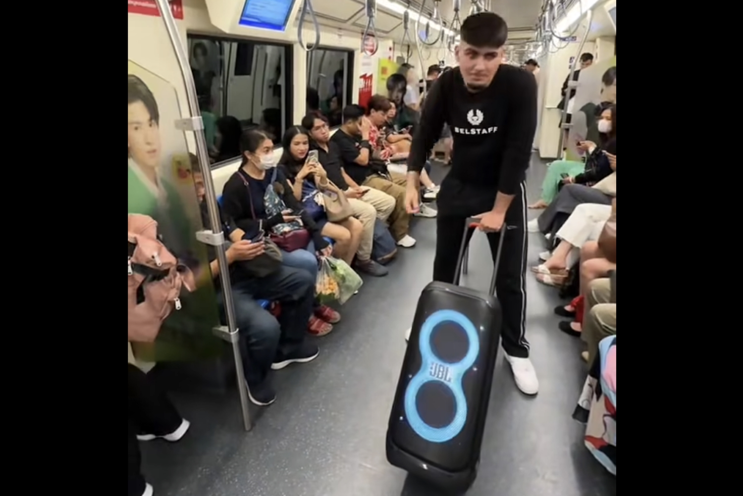 Influenceur étranger violemment critiqué pour sa musique forte sur le MRT de Bangkok.