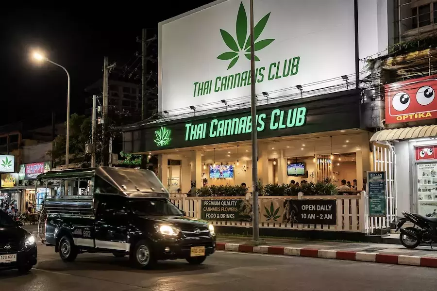 THAÏLANDE – SOCIÉTÉ : Quatre ans après sa dépénalisation, le cannabis à la croisée des chemins