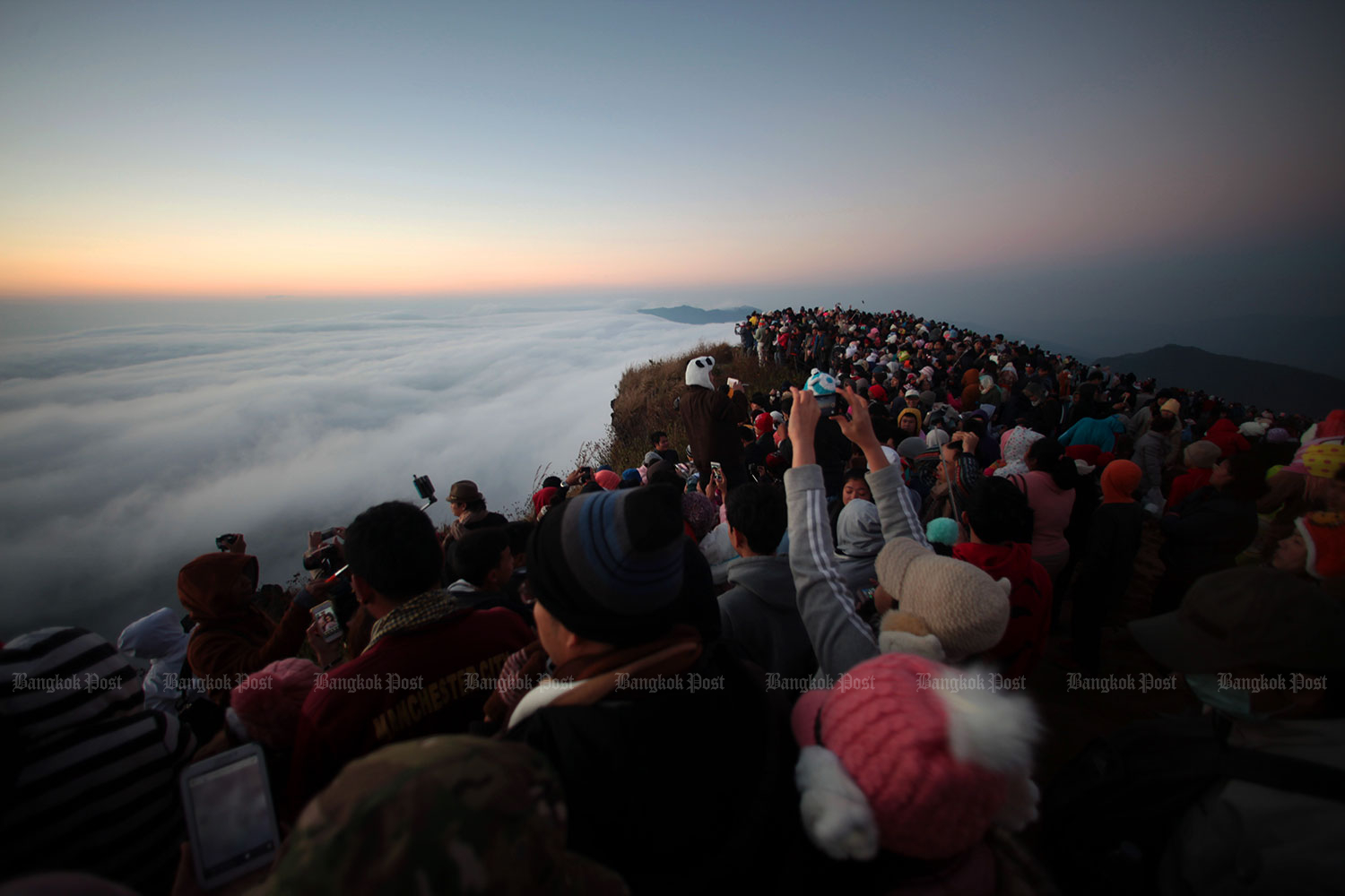 Parc de Phu Chi Fa rouvre après des affrontements entre bandes voisines au Laos.