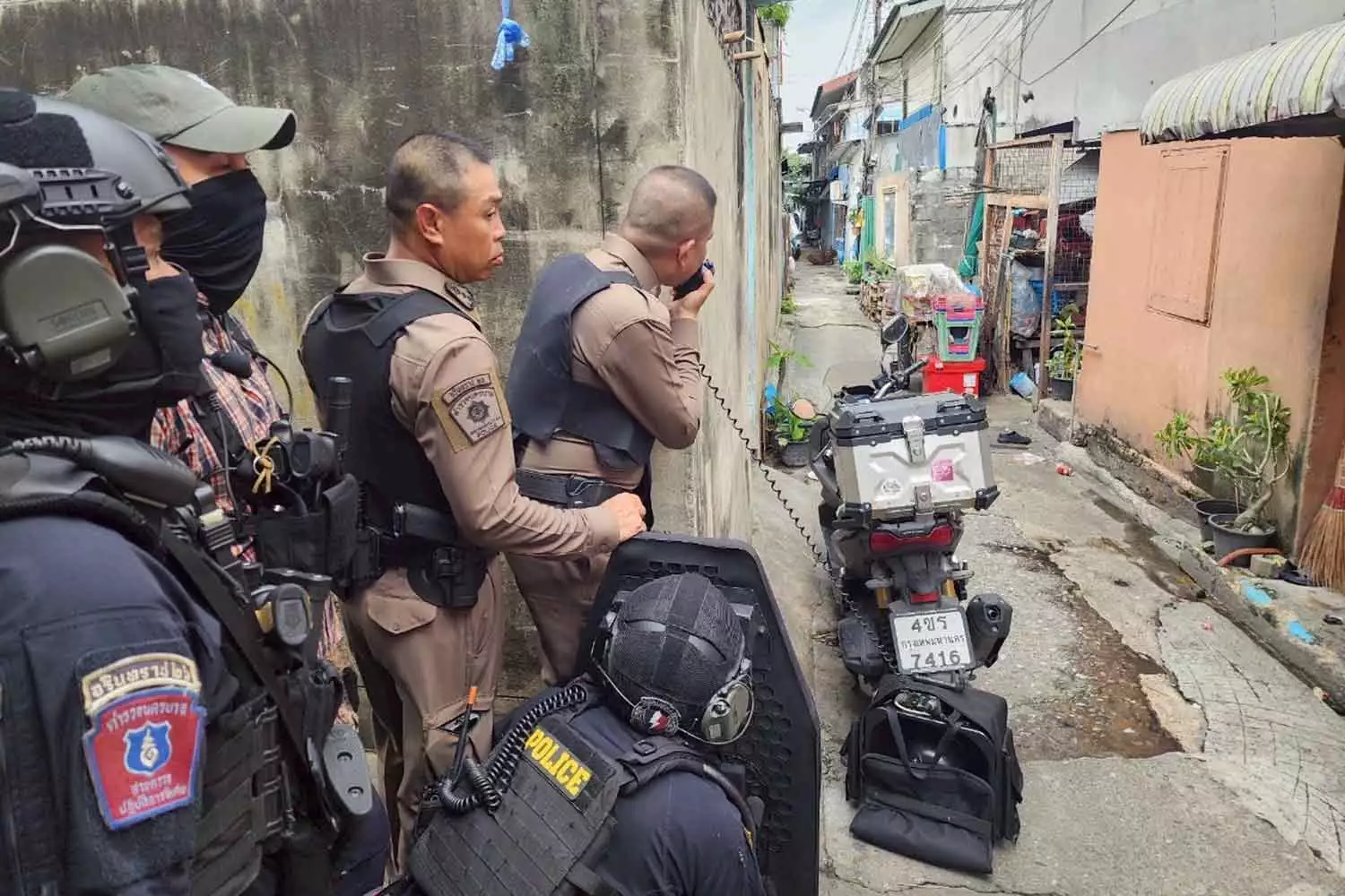 Homme armé et dérangé refuse de rendre les armes depuis toute la journée à Bangkok.