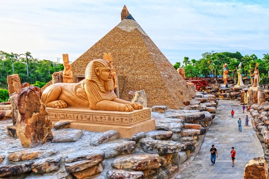 PATTAYA – TOURISME : Nong Nooch mise sur les pyramides… un air d’Égypte à deux heures de Bangkok