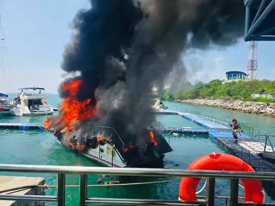 PHUKET – SOCIÉTÉ : Incendie spectaculaire d’un speedboat à Ao Makham, cinq blessés et un disparu